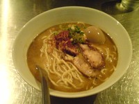 「グリーンカレーソバ+和出汁煮玉子」@BASSANOVAの写真