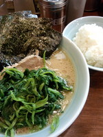 「ラーメン、濃い目、多め、のり増し、ほうれん草増し」@横浜家系ラーメン 家家家 飯田橋店の写真