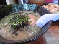 「まる　680円＋替玉150円＋チャーハン350円」@茨城豚骨 とんこつ家 高菜の写真