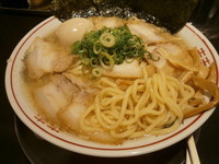 「特製背油煮干しラーメン860円+大盛100円＝960円」@肉煮干し中華そば さいころ あきるの店の写真