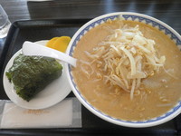 「味噌らーめん（並）＋おにぎり＝９５０円」@ごはん処 食堂ミサ あらい道の駅店の写真