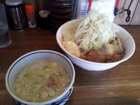 「岩塩ザルラーメン+豚増し　８８０円」@ラーメンアキラの写真