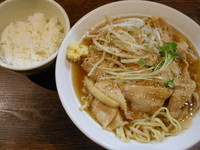 「冷し肉そば（並盛１８０ｇ）＋半ライス」@伝家 志木店の写真