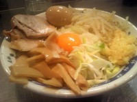 「油そば+たまねぎ（麺少なめ、にんにく多め）850+70円」@らーめん大 蒲田店の写真