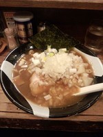 「煮干ラーメン＋タマネギ」@すごい煮干ラーメン凪 新宿ゴールデン街店 本館の写真