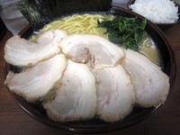 「チャーシューメン（大盛）+半ライス」@横浜家系ラーメン まくり家の写真