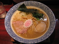 「醤油らーめん（味玉付き）：750円」@麺屋まるの写真