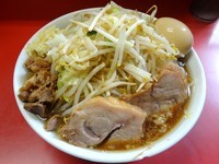 「小ラーメン（700円）＋味玉　麺硬めヤサイニンニクカラメ」@ラーメン二郎 上野毛店の写真