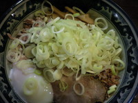 「油そば（普通）【７５０円】・温玉【１００円】・ネギ多め」@兎に角 松戸店の写真