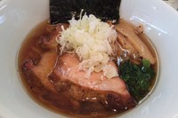 「魚出汁醤油(炭火チャーシュー) 730円」@麺 GLITTERの写真