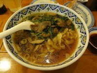 「牛肉の新味醤油ラーメン　880円　刃切麺」@中国ラーメン 揚州商人 池上店の写真