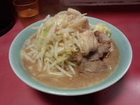 「普通盛（700円）ニンニクヤサイアブラ」@ラーメン二郎 歌舞伎町店の写真