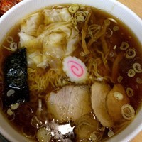 「ワンタン麺　８５０えん+キムチ　１５０えん」@大宮大勝軒の写真