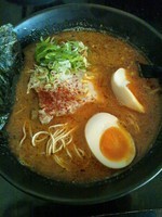 「ピリ辛とんこつ（味玉トッピング）」@豚のらーめん 弐番手の写真