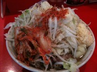 「らーめん６００円（ヤサイ・ニンニク）＋キムチ（２６日限定）」@ラーメン二郎 府中店の写真