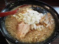 「燕黒らあめん（大盛り）」@煮干しらあめん 燕黒の写真