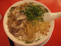「特製醤油ラーメン650円(背脂多め、麺硬め、唐辛子有り)」@魁力屋 柏市役所前店の写真