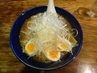 「とんこつ醤油らうめん+ネギ+煮玉子(900円→450円)」@じゃんけんぽんの写真