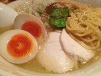 「味玉入り濃厚鶏白湯そば 880円」@濃厚鶏そば 麺屋武一 新橋本店の写真