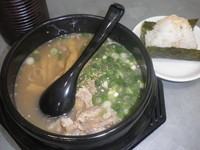 「ラーメン（６００円）味噌替え玉（１５０円）サービスおにぎり」@ここだけSPECIALの写真