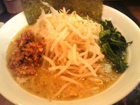 「とんこつ醤油 並盛 (野菜増し) + ピリ辛肉そぼろ」@アカボシの写真