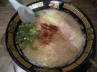 「天然とんこつラーメン+替玉+のり+半熟塩ゆでたまご」@一蘭 新宿中央東口店の写真