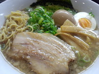 「醤油ラーメン(６８０円)＋味玉(１００円)」@らーめん そら 炭火焼の写真