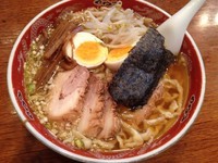 「チャーシュー麺＋手打ち麺・中盛り・玉子（￥850＋300）」@栄華軒の写真