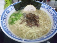 「ラーメン（醤油）￥650・ネギ&キクラゲ増し各￥50（別皿）」@麺房 松の写真