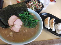 「家系ラーメン＋ぎょうざセット」@横浜ラーメン一岡家の写真