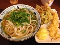 「かけ（大）＋かしわ天＋半熟たまご天＋ちくわの磯部かき揚げ」@丸亀製麺 大和店の写真