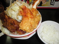 「スーパーゴリラー麺（麺３００ｇ・野菜半増し）　１０５０円」@ラッキー食堂 まとやの写真