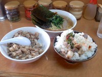 「ラーメン、ライス」@横浜ラーメン 町田家 新百合ヶ丘店の写真