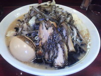 「ラー黒（全マシ）＋玉子」@ゴリラーメンの写真