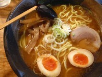 「醤油らーめん（中盛）＋味玉」@つけ麺屋 やすべえ 水道橋店の写真