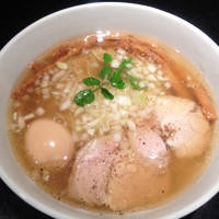 「焦がしＧｙｕ塩らぁ麺￥１０００＋名古屋コーチン味玉￥１５０」@支那そばや 新横浜ラーメン博物館店の写真