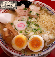 「気仙沼らーめん潮味+半熟煮玉子（900円）」@かもめ食堂の写真