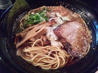 「焦がし醤油らーめん（鶏）￥750・ニンニクチップ￥100」@麺家 うえだの写真