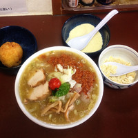 「【祝日限定】こってりトマトラーメン＋バジル替え玉＋ライスボール」@ラーメン ひかりの写真