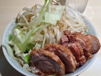 「豚増しらーめん（880円）野菜多め」@らーめん 陸 尾山台店の写真