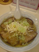「塩(ネギ)スモークチャーシュー麺」@手作りラーメン 小京都の写真
