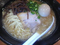 「白とんこつ＋味玉」@とんこつらーめん 一路 大和田店の写真