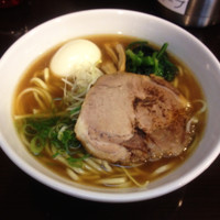 「ラーメン￥７５０＋だし味玉子￥１００」@らーめん紬麦の写真