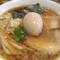 「醤油ラーメン＋半熟味付け玉子」@らーめん雅ノ屋の写真