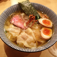 「雲呑塩そば￥９５０＋味付け玉子￥１００」@饗 くろ㐂の写真