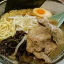 豚骨カルビラーメン 750円