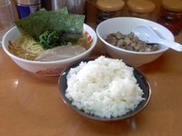 「ラーメン、ライス」@横浜ラーメン 町田家 新百合ヶ丘店の写真