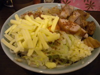 「あえそば750円＋チーズ50円（ヤサイ・ニンニク・カラメ）」@麺や あかつきの写真