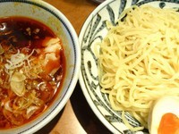 「ピリ辛肉つけ麺（中盛）＋味付玉子」@つけめん でんまる 飯田橋店の写真