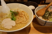 「濃厚鶏白湯そば +ささみユッケごはん」@濃厚鶏そば 麺屋武一 新橋本店の写真